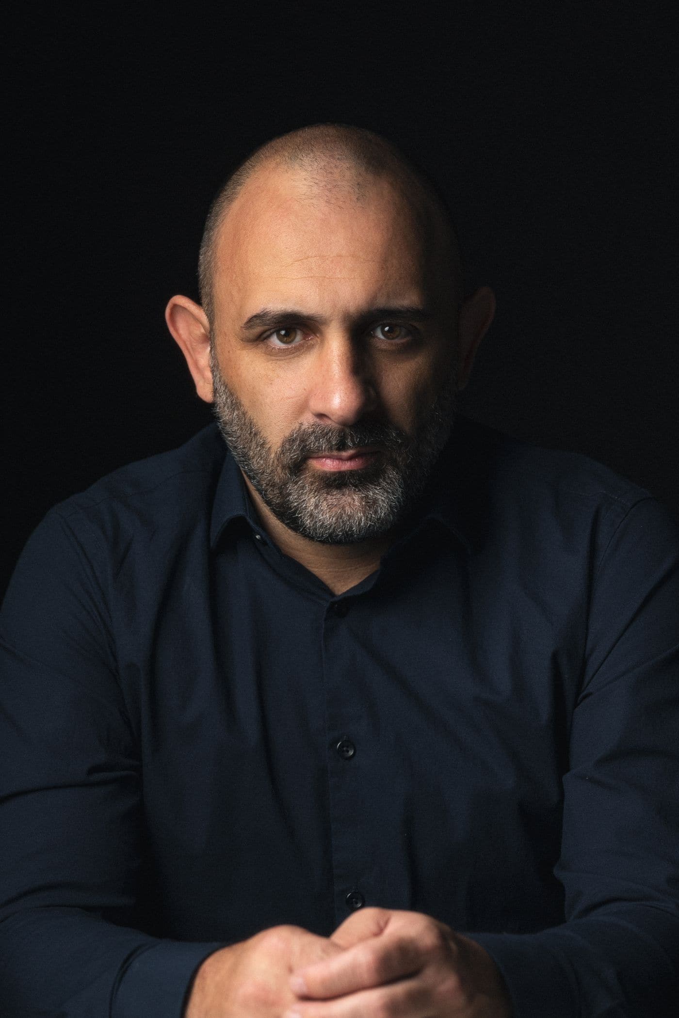Gregori Dalzotto, retrato em estúdio com fundo escuro